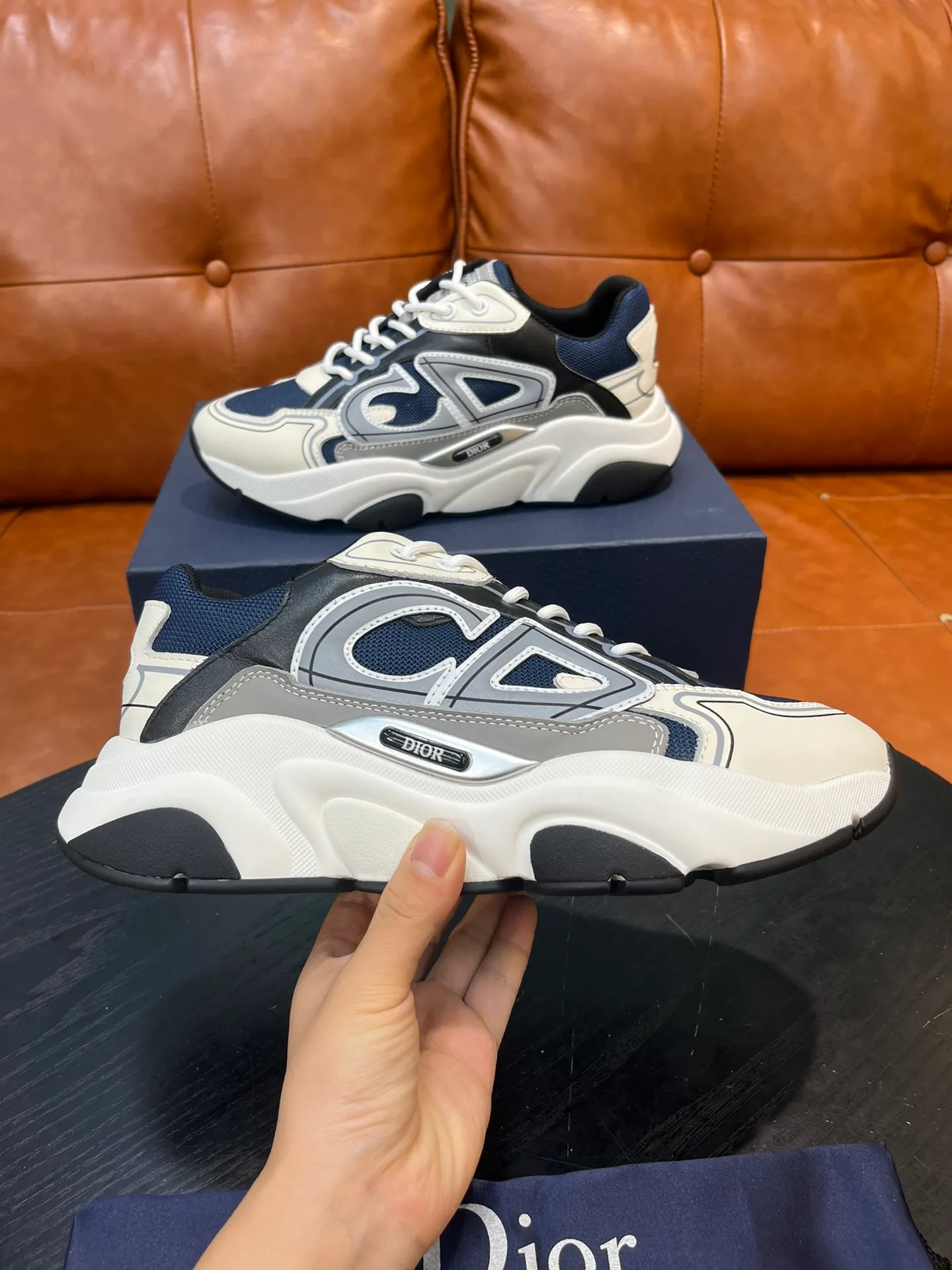 Factory price 540💰Dior B22 men's jogging fashion sneakers. This item draws inspiration from retro jogging shoes. It adopts a thick low-top design, with an upper made of leather and mesh fabric, and a black and white engraved rubber sole. Decorated with an embossed "CD" logo on the side. Code number: 39-44